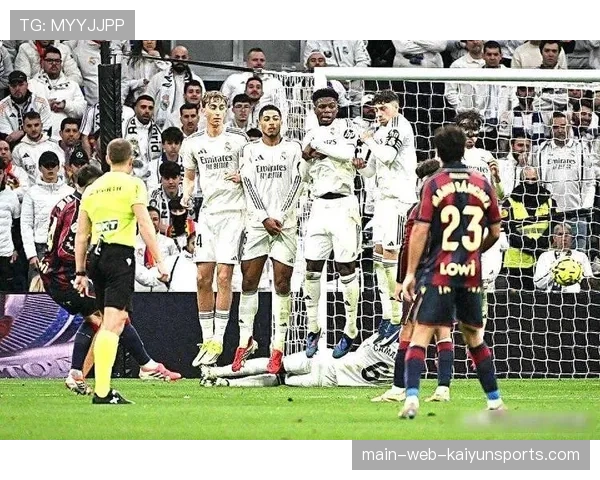 皇马防线组织严密 赫伊森领衔后防成功零封